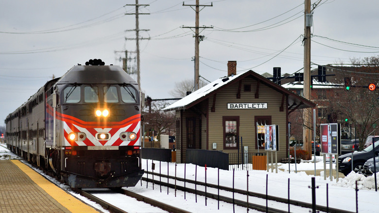 A train arriving at Bartlett, Illinois
