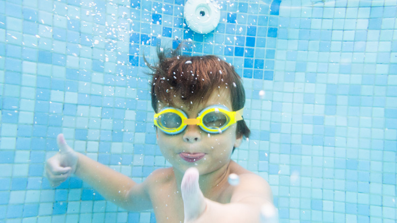 Kid wearing goggles underwater