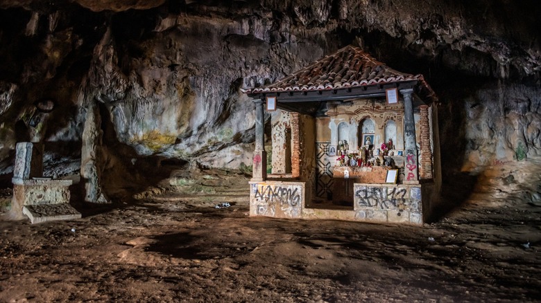 Lapa de Santa Margarida cave and shrine
