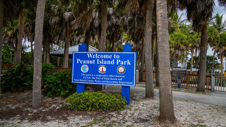 The welcome sign for Peanut Island
