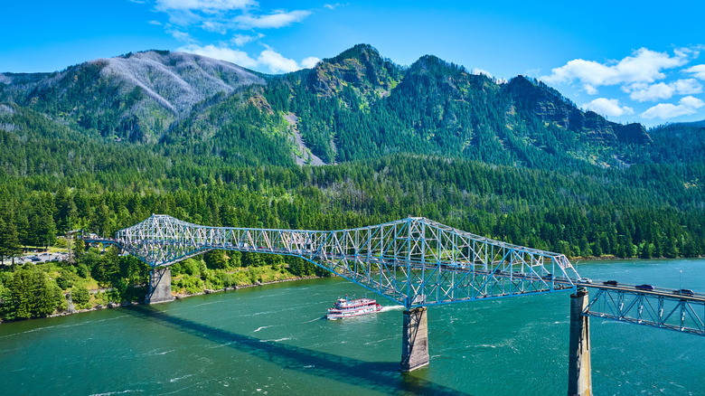 Bridge of the Gods that connects Oregon and Washington