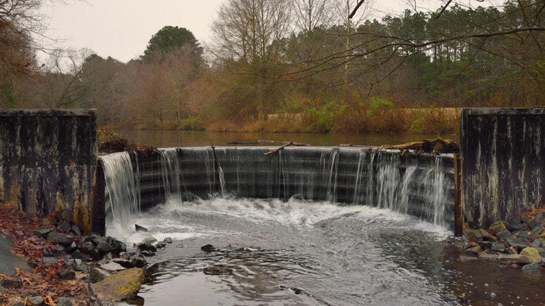 River dam in Pemberton Historical Park during fall