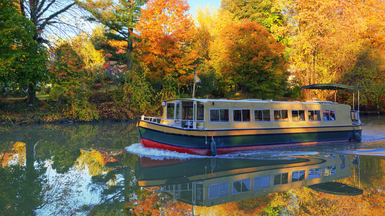 An boat on the Erie canal with fall foliage