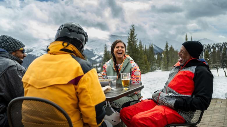 Between-run ski break