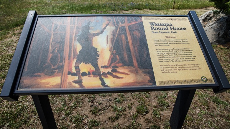 Sign at the entrance of Wassama Round House