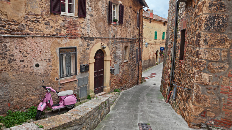 A narrow alleyway in the historic center of Sarteano