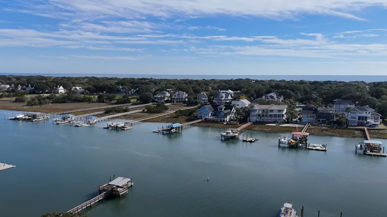 Water and homes on the shores of Goat Island