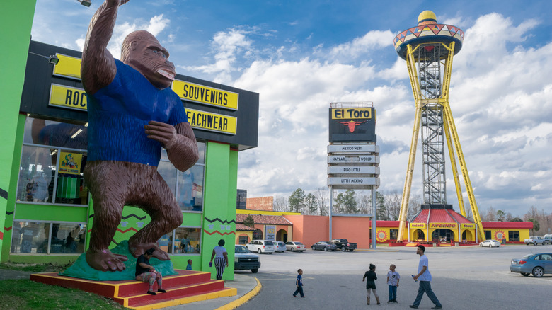 A giant gorilla statue outside a souvenir shop at South of the Border