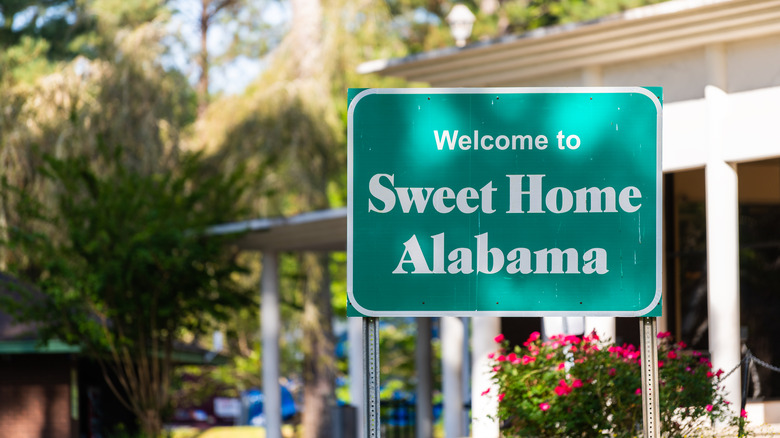 Welcome sign to Alabama