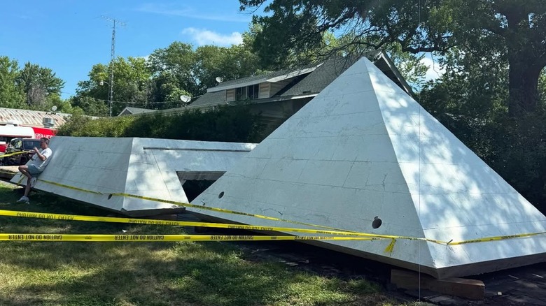 Time capsule with pyramid top