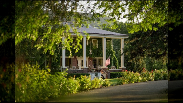The entrance to the Warm Springs Inn