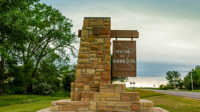 A road sign saying "Welcome to Minnesota"