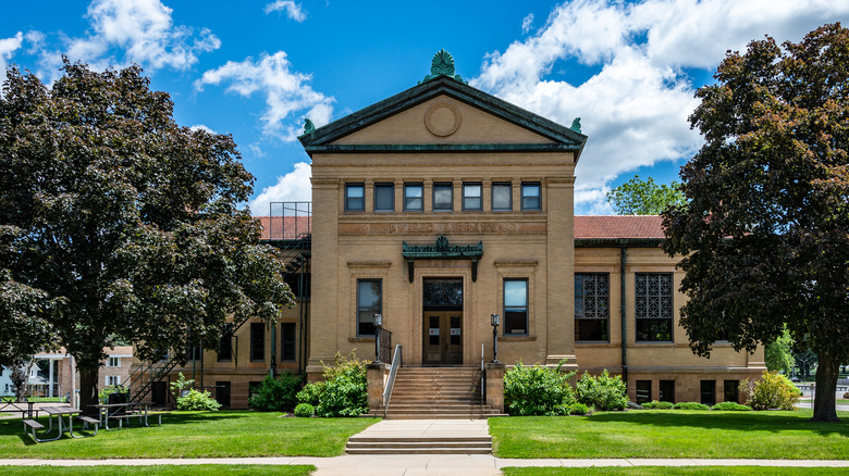 Neoclassical library in Owatonna, Minnesota