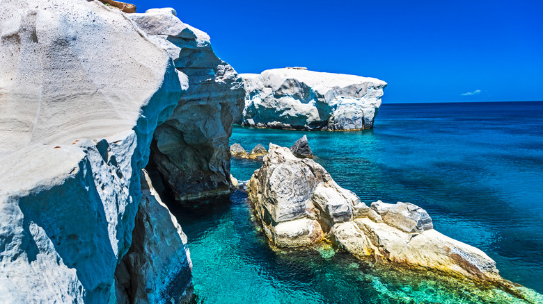Clear water around white rocks