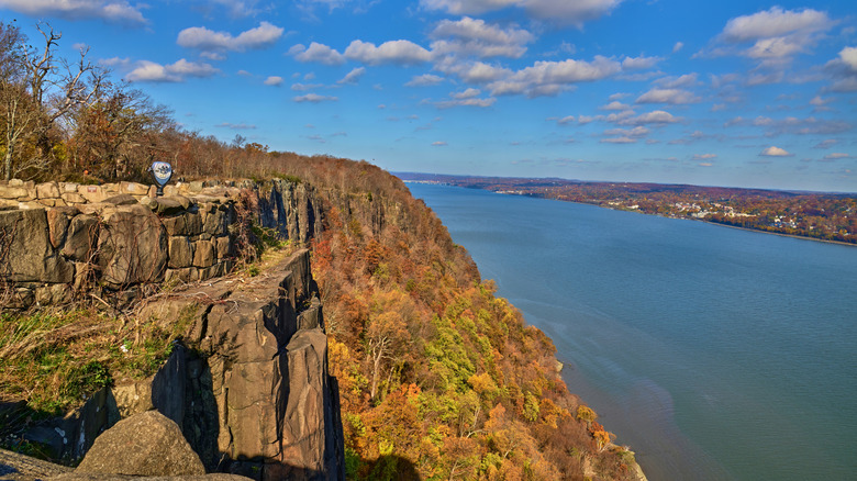 Lookout over the Palisade cliffs and Hudson River in the autumn