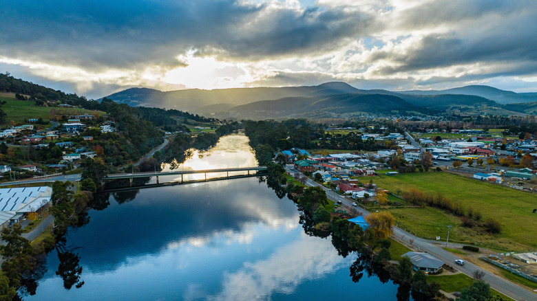 A bridge over Huon River, with mountains in the background and houses in Huonville on the sides