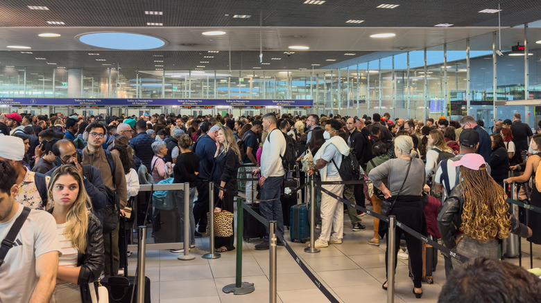 Long lines of passengers at Lisbon Airport