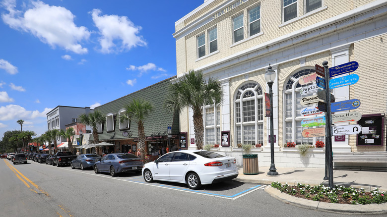 Street view of downtown Mount Dora, Florida
