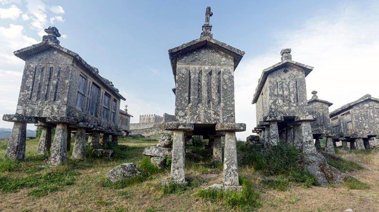 Espigueiros around Lindoso Castle