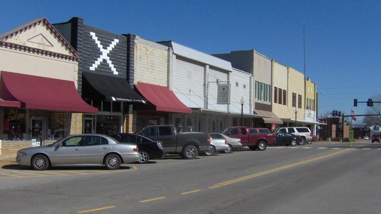 Buildings and parked cars in downtown Waverly, Tennessee