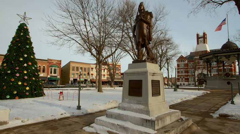 Bronze statue in Oskaloosa, Iowa