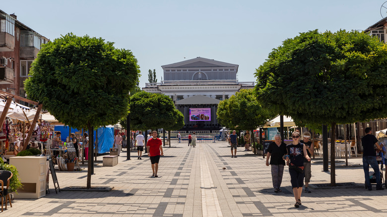 Street scene near Hunedoara House of Culture