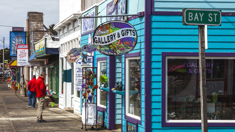 Colorful gift shops and restaurants in Depoe Bay