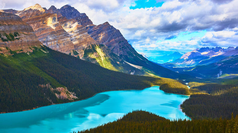 The turquoise Peyto Lake surrounded by sharp peaks in Banff National Parks