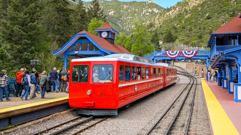 Cog train arrives at Manitou Springs
