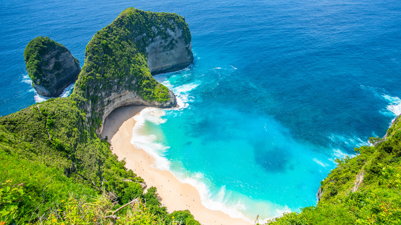 Wild waves crash on Kelingking Beach in Bali.