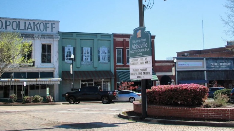 downtown intersection in Abbeville, South Carolina