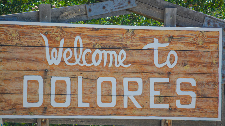 A welcome sign at the border of Dolores, Colorado