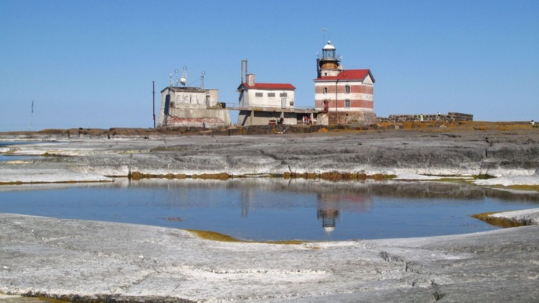 A rocky pool and lighthouse on Märket Island