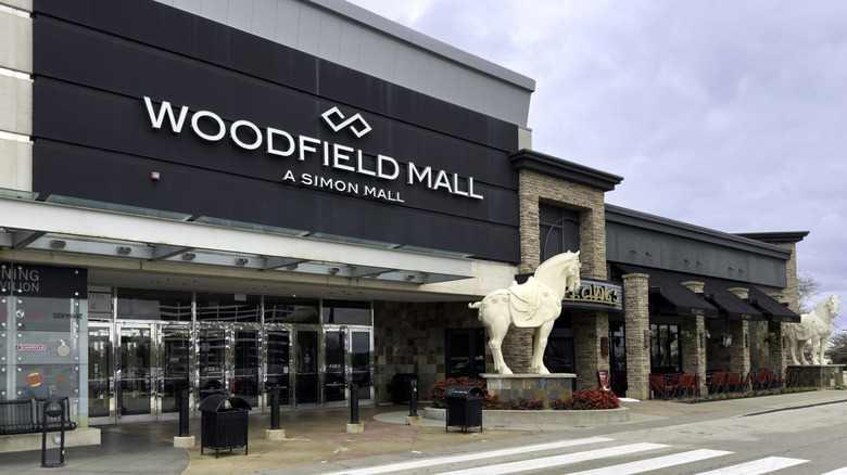 The largest shopping mall in Illinois