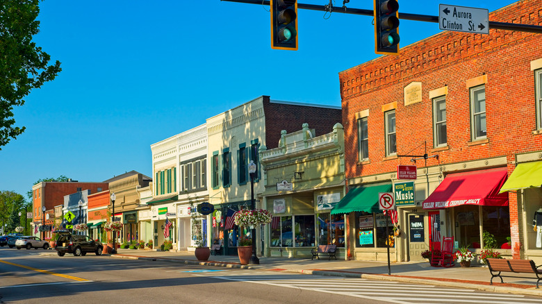 The downtown shopping area of Hudson, Ohio is calm on a sunny day