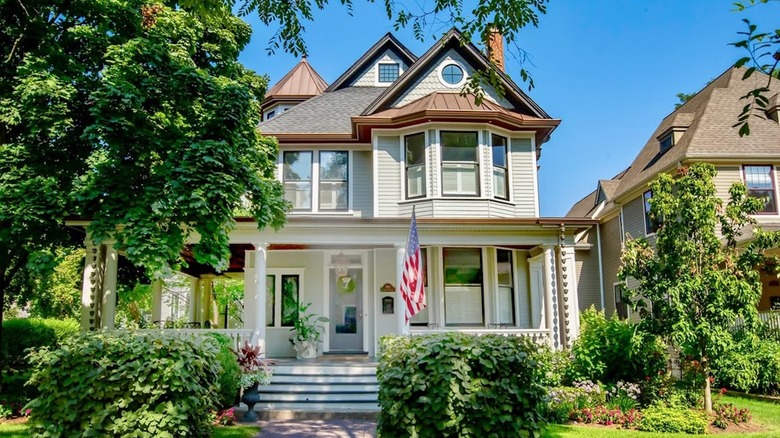 charming house in la grange with american flag