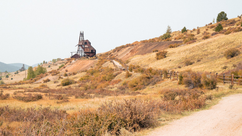 The dirt Vindicator Valley Trail heading up a hill towards an abandoned gold mine called Theresa Gold Mine.
