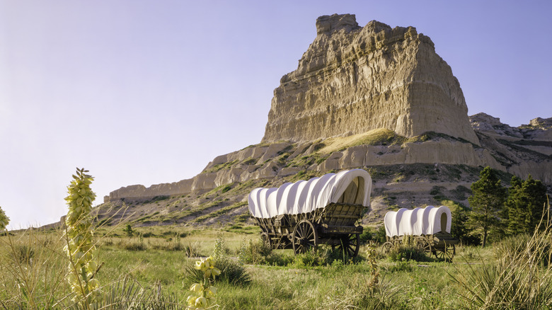 Covered wagon at Scotts Bluff National Monument