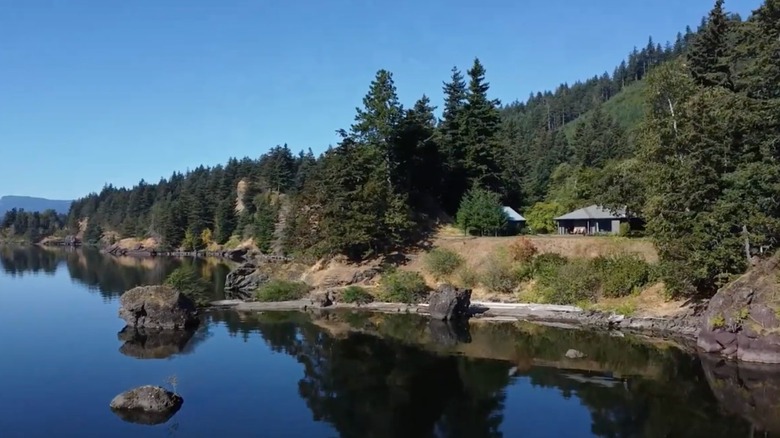 Skamania Coves house perches on Columbia River gorge