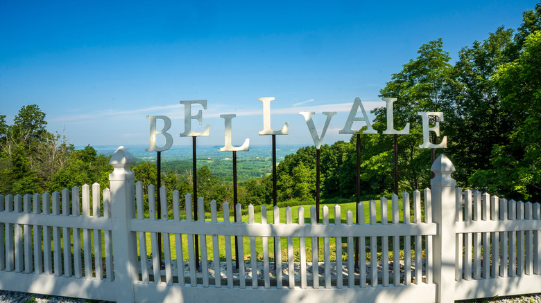 A sign that says Bellvale