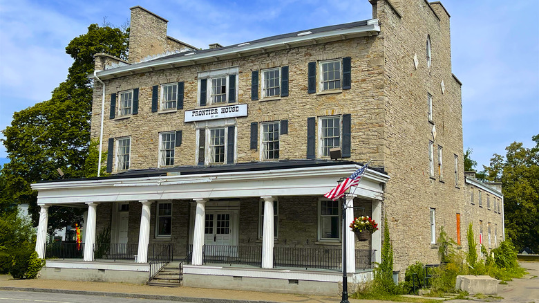 Frontier House, Niagara County street, New York