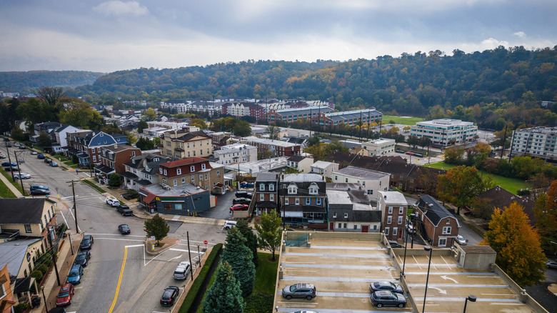 Aerial view of houses, cars, roads, and trees in Conshohocken, Pennsylvania