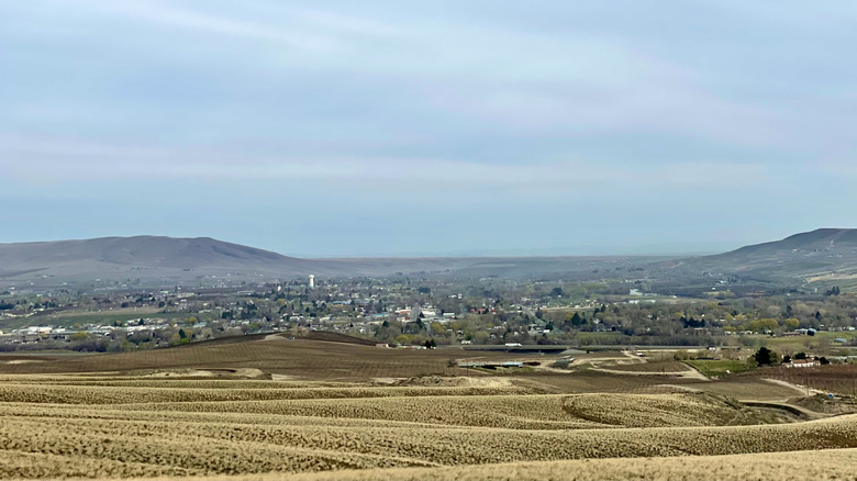 Mountains of Benton City, Washington, on a cloudy day