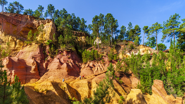Hikers walking through the Roussillon ochre quarries