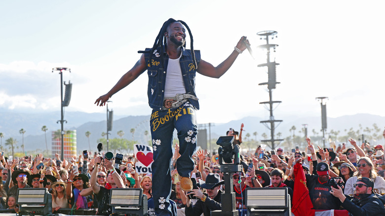 Shaboozey performing at Stagecoach festival