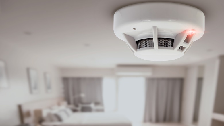 functioning smoke detector 