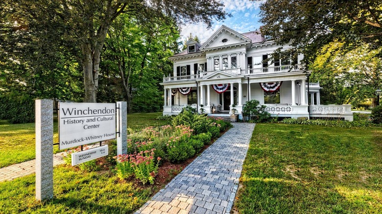 Murdock-Whitney House facade and lawn