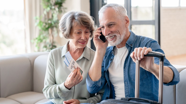 smiling couple traveling on phone