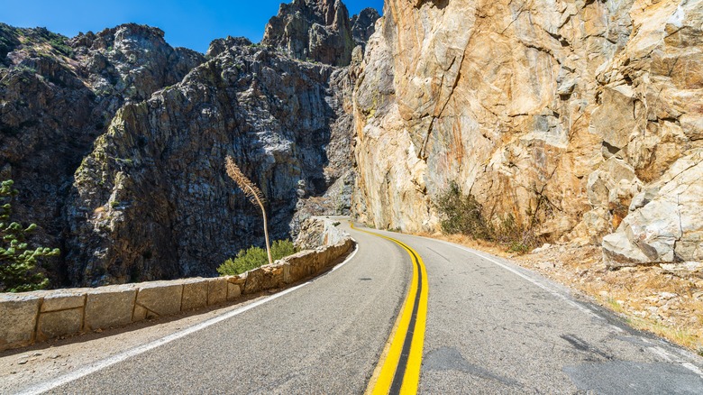 The scenic byway at Kings Canyon Natonal Park