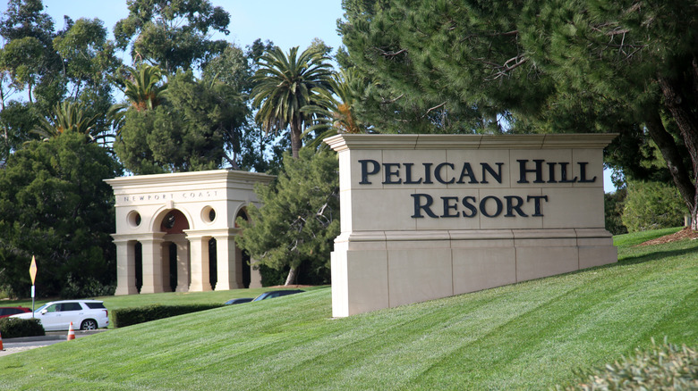 picture of resort at Pelican hill sign